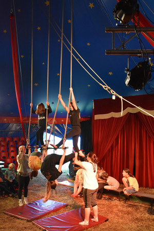Das Trapez ist in diesem Jahr besonders beliebt. Unter der Leitung von Jugendhelfern, darunter ehemalige Circus-Kinder, lernen die Kinder verschiedene Kunststücke. Foto: Birte Hauke