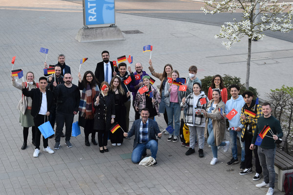Monheimer Jugendliche heißen die Jugendlichen aus der türkischen Partnerstadt Ataşehir in Monheim am Rhein willkommen. Foto: Birte Hauke
