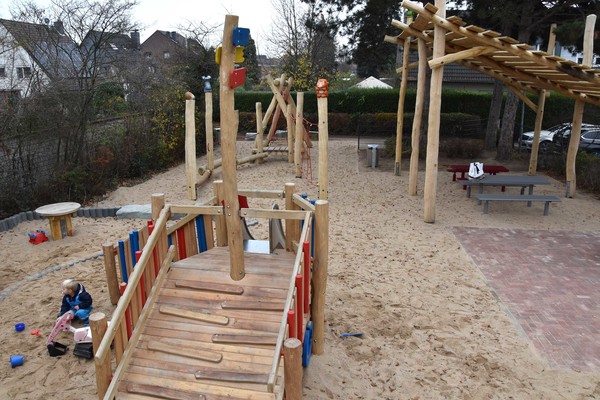Kinder können sich unter anderem über eine Sandspielecke mit Sandspieltisch, eine U3-Spielburg mit Rutsche, eine Lianenbrücke und weitere Seil- und Balancierelemente freuen. Foto: Birte Hauke
