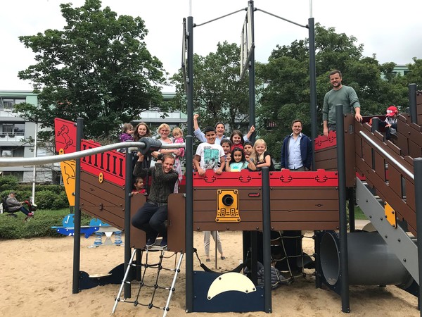 Mit den ersten Eroberinnen und Eroberer der Galeone freut sich Bürgermeister Daniel Zimmermann über die Eröffnung des Spielplatzes für Kinder unter 10 Jahren. Foto: Birte Hauke